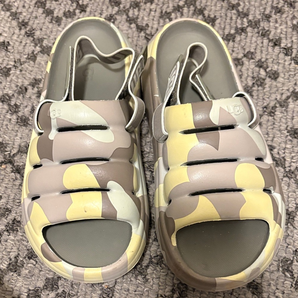 Ugg Sz 8 ladies Camo Sandals
